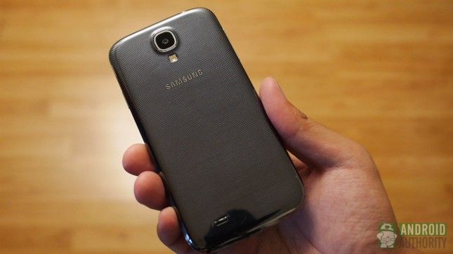 Moto X vs le dos de Galaxy S4 conception de AA dans la main