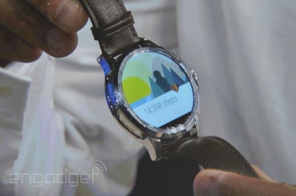 Fotografía - Intel et brièvement Fossil montrer un Usure Nouvelle montre Android avec un tour (crevaison) Écran