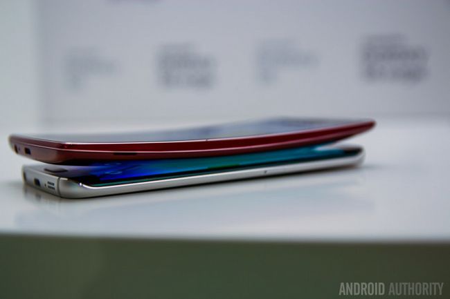 Samsung Galaxy S6 bord VS LG GFlex 2-9