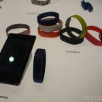 Mains Sony Smartband Sur Rouge Blanc Jaune Noir CES 2014-1