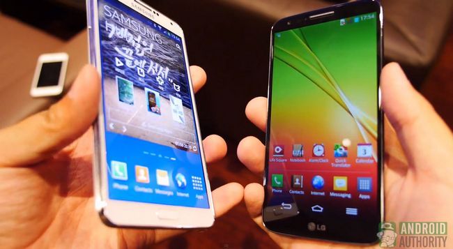 Samsung Galaxy Note 3 vs LG G2 angle latéral AA