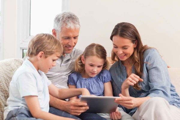 Apparemment, certaines familles comme le partage de tout, y compris leurs ordinateurs tablettes (Crédit photo: Shutterstock)