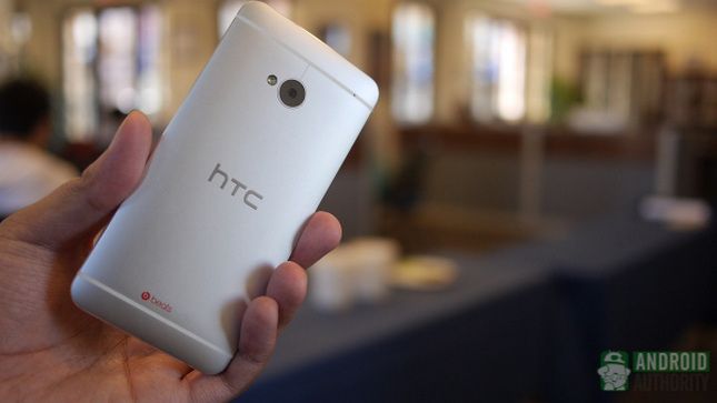 HTC One vs Sony Xperia Z sur la conception de retour dans aa main