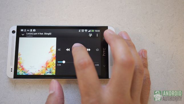 HTC One vs Sony Xperia z one matériel boomsound aa