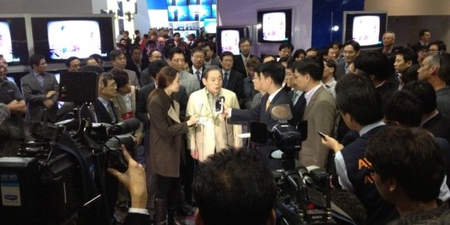 Lee Kun-hee parle aux journalistes