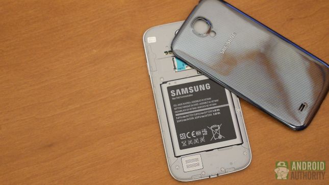 Batterie amovible et un slot MicroSD restent sur le Galaxy S4.