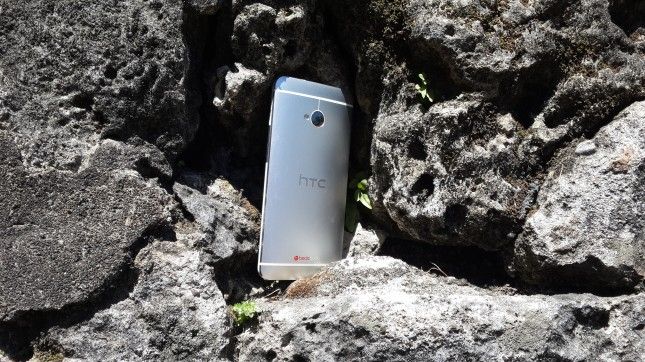 Le Galaxy S4 photographie le HTC One.