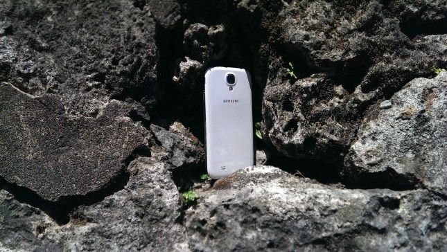Le HTC One photographie le Galaxy S4.
