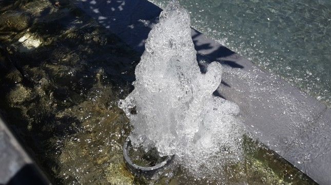 Galaxy S4 - gros plan de fontaine d'eau