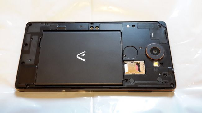 Le capot arrière amovible tient la batterie, Micro SD et Micro SIM.
