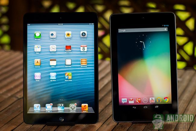 Le mini-iPad (à gauche) a lunettes minces, pour une tablette.