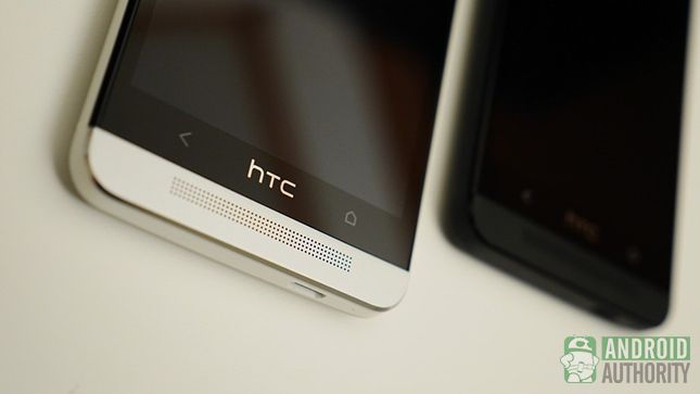 HTC One argent glaciaire vs aa furtifs fond noir avant l'argent