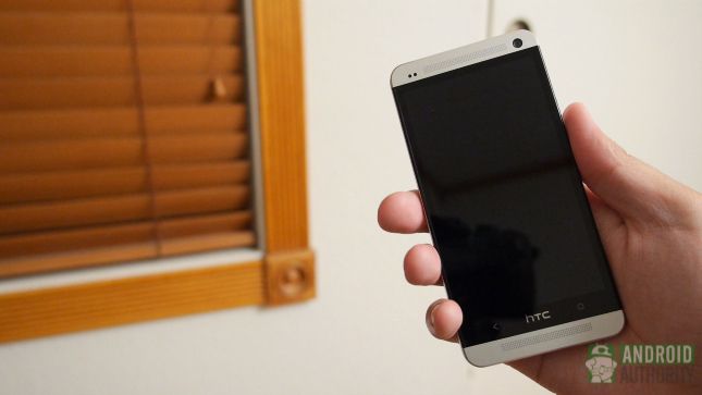 Samsung Galaxy S4 vs HTC One dans un aa main