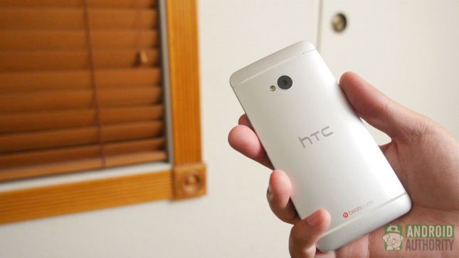 Samsung Galaxy S4 vs HTC One un retour dans aa main