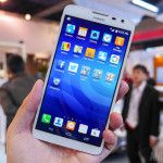 Huawei Ascend MATE 2 phablet Mains sur AA -1