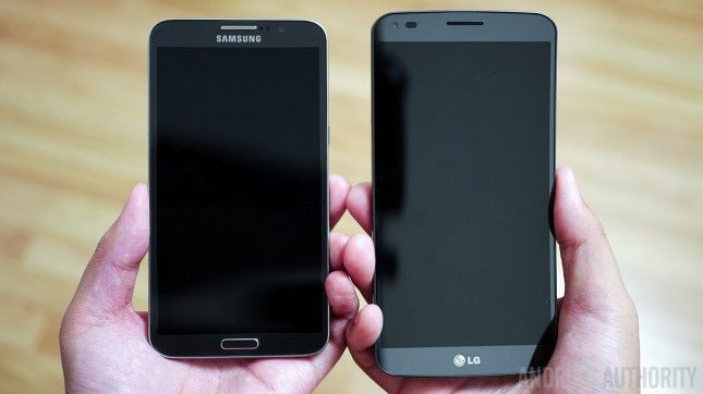 LG G Flex vs Samsung Galaxy rondes Quick Look mains sur AA (7 sur 11)