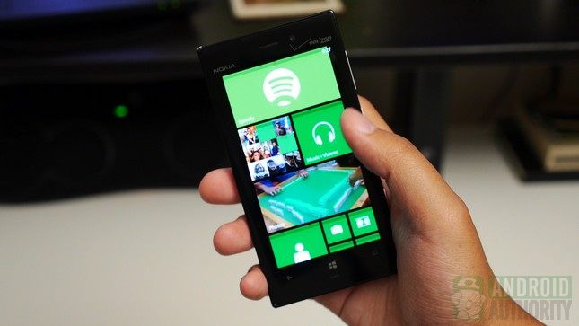 Nokia Lumia 928 aa dans la main avec ui
