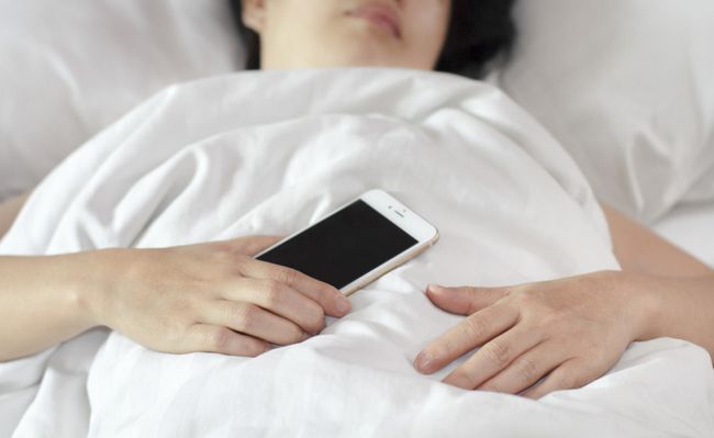 sommeil téléphone à la main