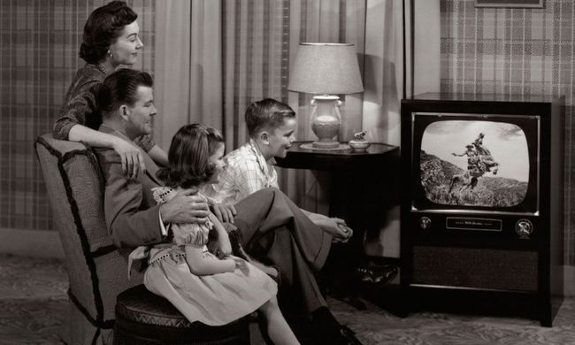 Famille regardant la télévision 1 960's