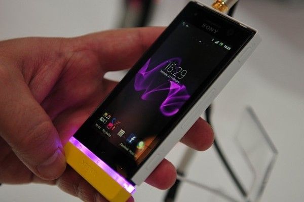 Fotografía - Rumeur: Sony travaille sur un smartphone Xperia avec un écran AMOLED de 4,3 pouces