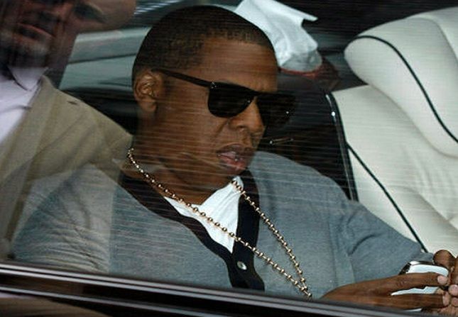 Jay Z en utilisant un smartphone