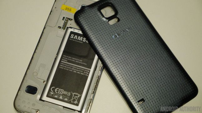 Le Galaxy S5 pourrait avoir regardé un peu comme un pansement, mais il y avait microSD et arrière amovible.