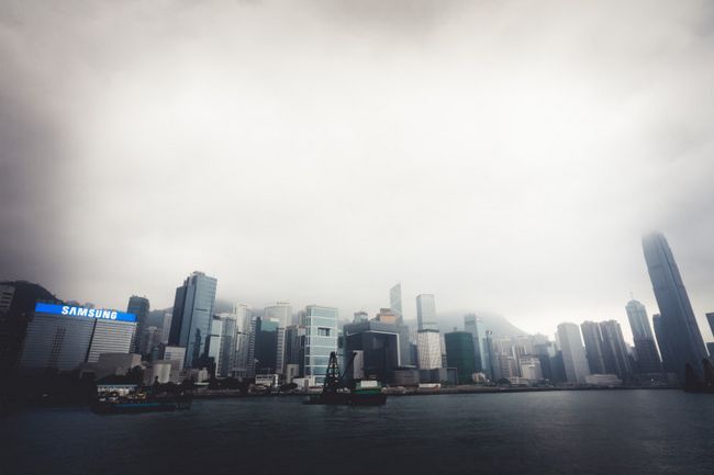 Cieux sombres plus de Hong Kong's harbor