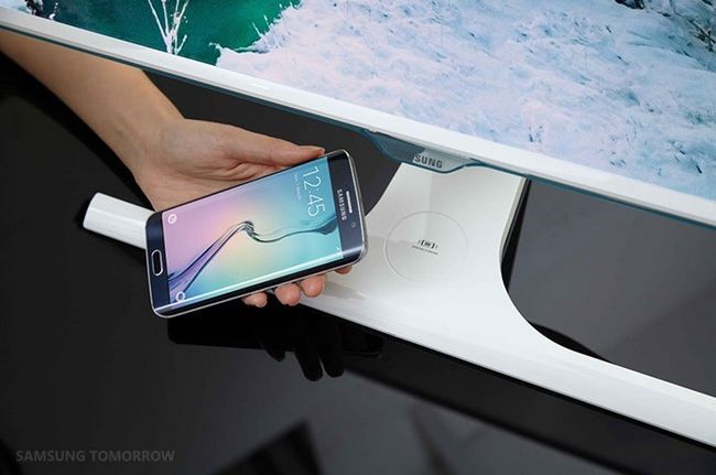 Fotografía - Samsung Shows Off Un moniteur de bureau avec un tampon de charge intégré Qi Wireless