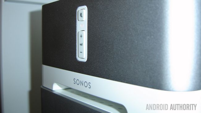 Fotografía - Sonos CONNECT: AMP ZonePlayer 120 mains sur et à l'examen de l'application Sonos